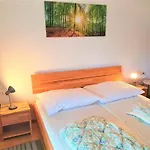 アパート Charmantes Apartment Am Woerthersee *